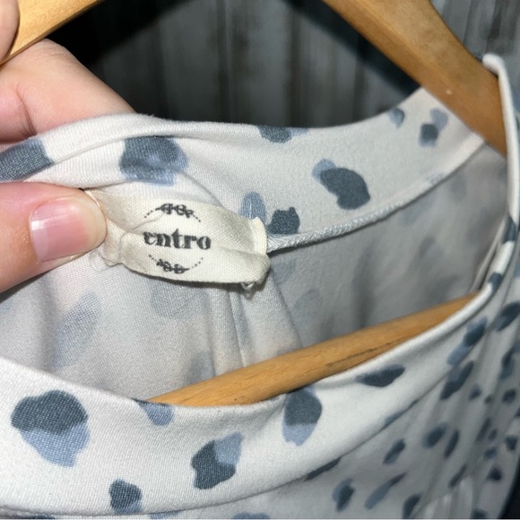 Entro White Blue Leopard Tiered Sleeveless Tank Women’s - Picture 4 of 4